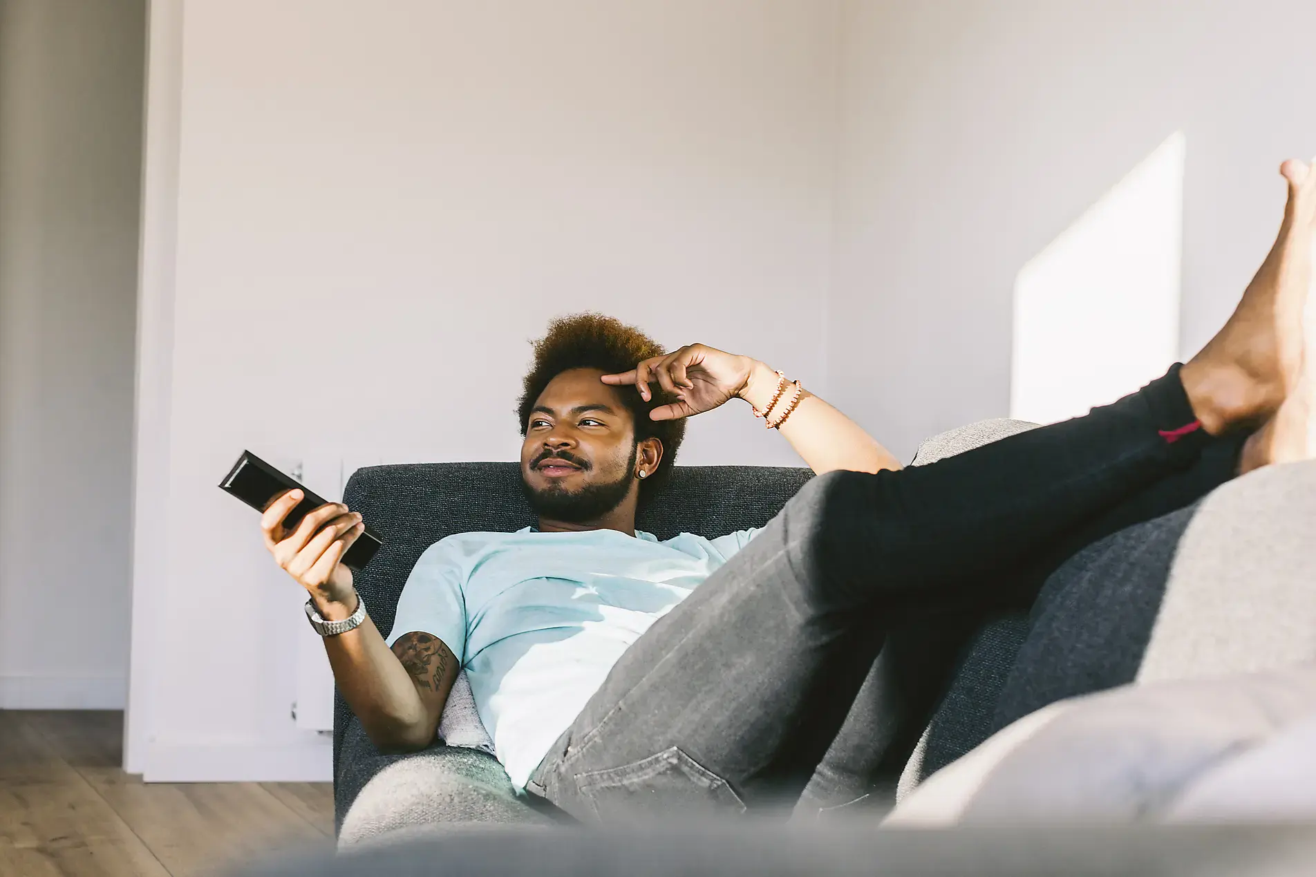 Gemütliches Fernsehschauen auf der Couch in einem FU Apartment